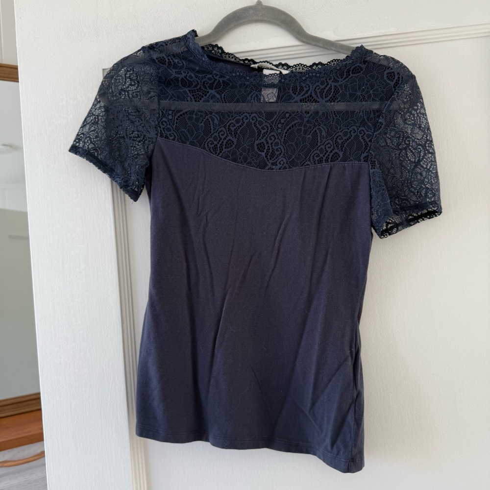 H&M women’s Navy Blue Short Sleeve Lace T-Shirt Top Size Small EUC